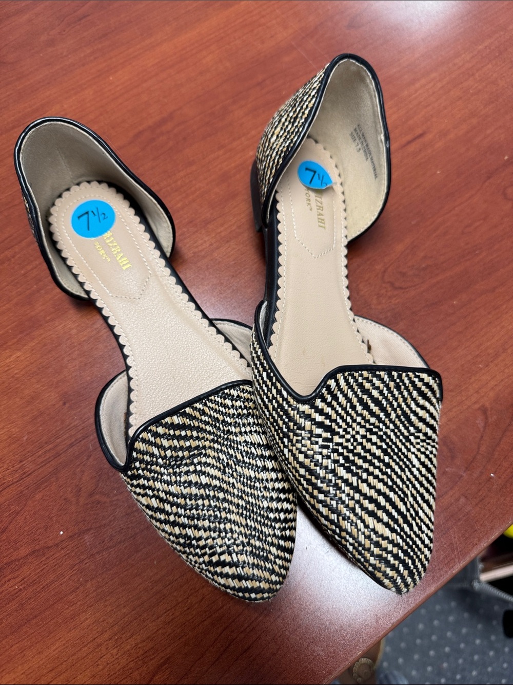Isaac mizrahi flats 7.5 // 082331